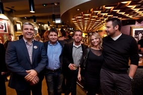 A Tv2 csapata: Simon Zsolt vezérigazgató, Hajdú Péter műsorvezető-producer, Megyeri András üzletfejlesztési igazgató, Yvonne Dederick gazdasági és stratégiai igzgató és Kiss Péter programigazgató