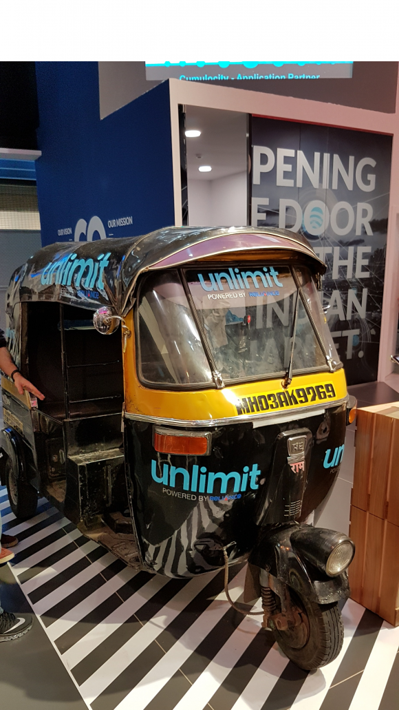 Az Innovation City hangár dizájnjába a jövőnket meghatározó modern kütyük közé olykor egy-egy olyan klasszikus darab is belefért, mint egy ez a régi tuktuk.