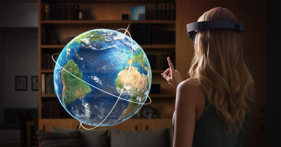 A HoloLensben a hologramként kivetített 3D-s tárgyakat akár körbe is járhatjuk (Fotó: Microsoft)