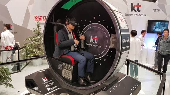 Ez viszont már a Korea Telecom VR-kitelepülése, ahol a kiállítás sok más szereplőjéhez hasonlóan, az 5G lényegét igyekeztek bemutatni. Aki a kerékbe beült, az egy VR szemüvegen keresztül 5G-s rádióhálózaton keresztül, nagy sávszélességű mobilinterneten érkező tartalmat kapott az arcába.