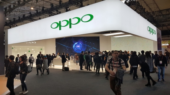 A kínai telefongyártócég, az OPPO hasonlóan egyszerű, de monumentális és szinte magába szippantó látványú standdal készült. A középső gigantikus kijelzőn gyönyörű promóciós videók futottak, a zöld, fehér buborékkal illusztrált sarokban a telefonokat mutatták be, a szögletes pultok világítása pedig úgy tükröződött vissza a padlón, hogy az egész stand lágy fényben úszhasson