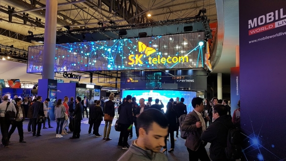A dél-koreai SK Telecom cég hozta a kiállítás technikailag talán leglátványosabb kitelepülését. Egy olyan ledfallal érkeztek, amelyen a ledeket nem fekete falra szerelték fel, hanem egy átlátszó plexiszerű anyagra. Erre vetítettek aztán egy 3D-s animációt, de mindezt úgy, hogy közben ezen az üvegpanelen végig át lehetett látni.