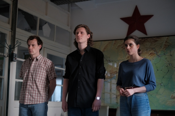 Váradi Gergely, Patkós Márton és Szász Júlia A besugóban (Fotó: HBO / Orbital Strangers)