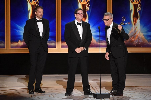 Bal oldalon Csaba Tamás a díjátadón Fotó: emmys.com / Invison /AP