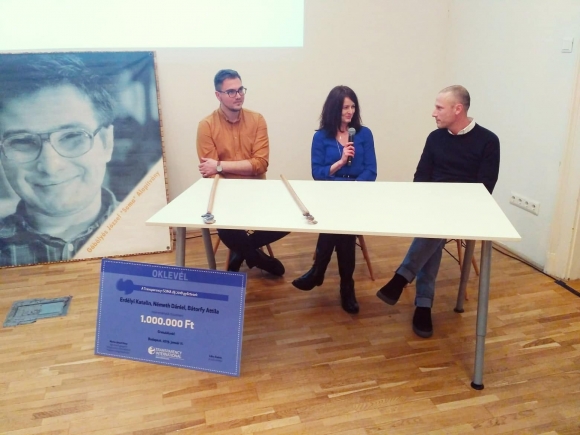 Bátorfy Attila, Erdélyi Katalin, és a tavalyi díjazott Ács Dániel beszélgetnek. Németh Dániel nem tudott eljönni a díjátadóra.