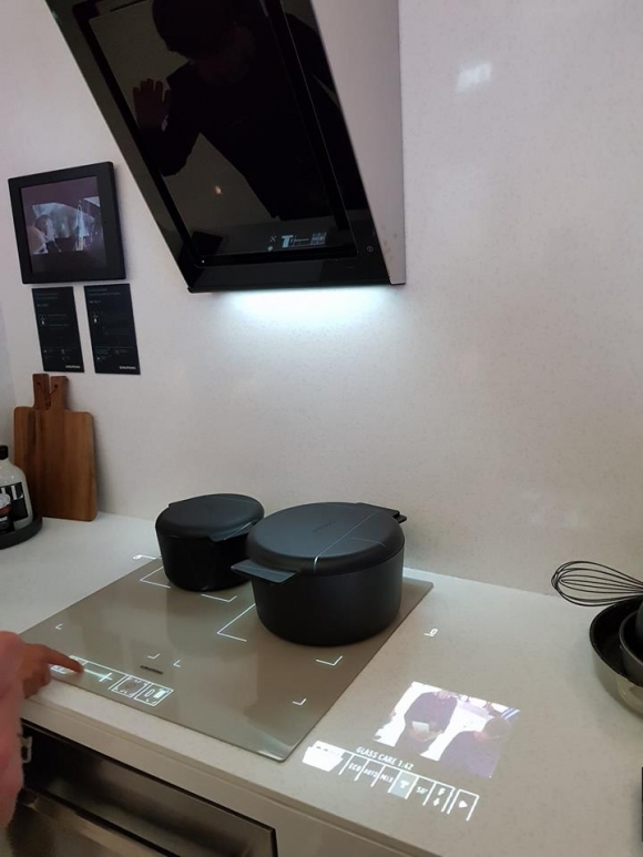 A Grundig projektora, amivel egyébként főzőcskézős zenéket is válogathatunk a netről